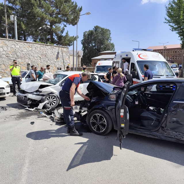 Bitlis'te iki otomobil çarpıştı: 5'i çocuk, 10 yaralı