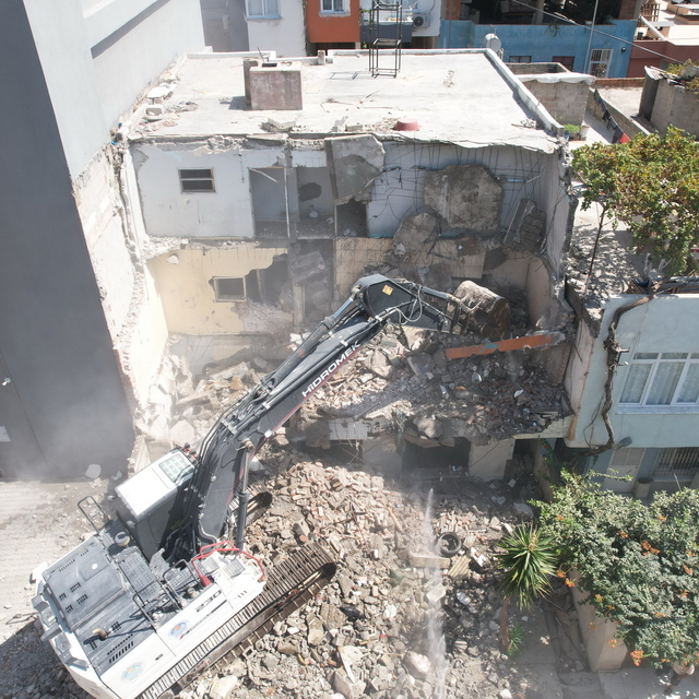 Akdeniz'de çökme riski olan 3 katlı metruk bina kontrollü yıkıldı