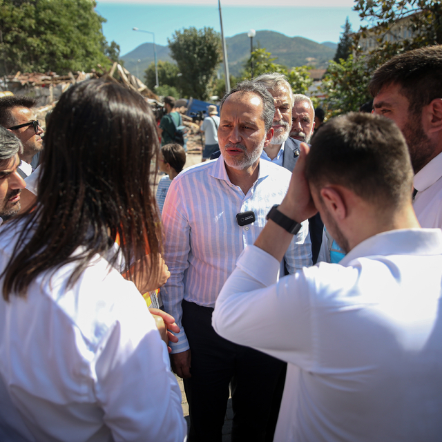 Yeniden Refah Partisi Genel Başkanı Erbakan, Sındırgı'da deprem bölgesinde...