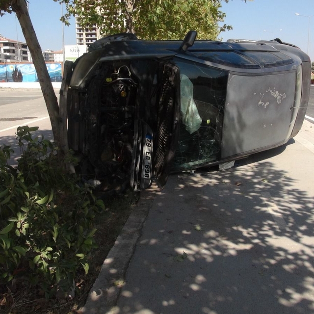 Kilis'te iki otomobilin çarpıştığı kazada 2 kişi yaralandı