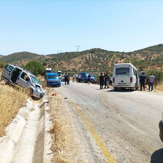 Aydın'da minibüs ile hafif ticari aracın çarpıştığı kazada 14 kişi yaraland...