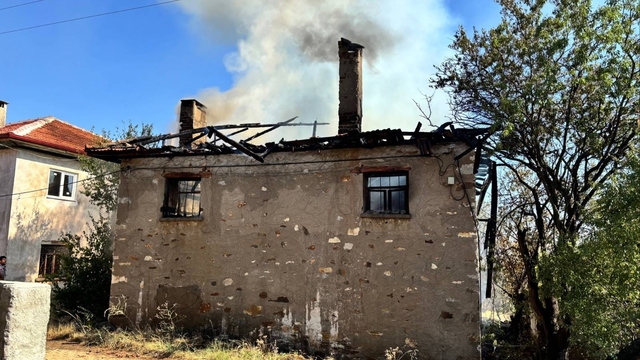 Uşak'ta tek katlı evde yangın çıktı