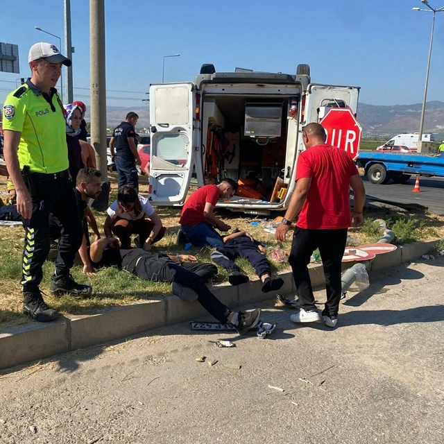Manisa'da otomobil ile ambulans çarpıştı: 1 ölü, 6 yaralı