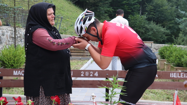Çankırı'dan Trabzon'a pedal çeviren bisikletseverler şehit Eren Bülbül'ü mezarı başında andı