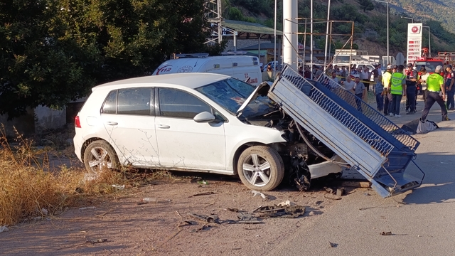 Amasya'da otomobil ve tarım aracının çarpıştığı kazada 2 kişi öldü, 6 kişi yaralandı