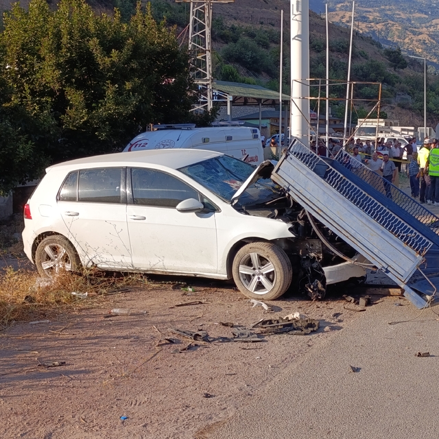 Amasya'da  otomobil ve tarım aracının çarpıştığı kazada 2 kişi öldü, 6 kişi...