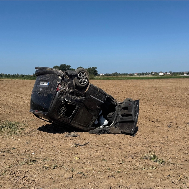 Samsun'da tarlaya devrilen hafif ticari aracın sürücüsü yaralandı