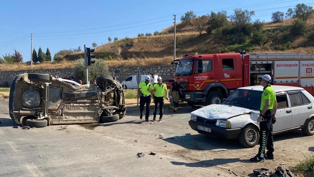 Manisa'da ambulansla otomobilin çarpıştığı kazada 1 kişi öldü, 6 kişi yaralandı