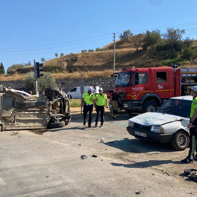 Manisa'da ambulansla otomobilin çarpıştığı kazada 1 kişi öldü, 6 kişi yaral...