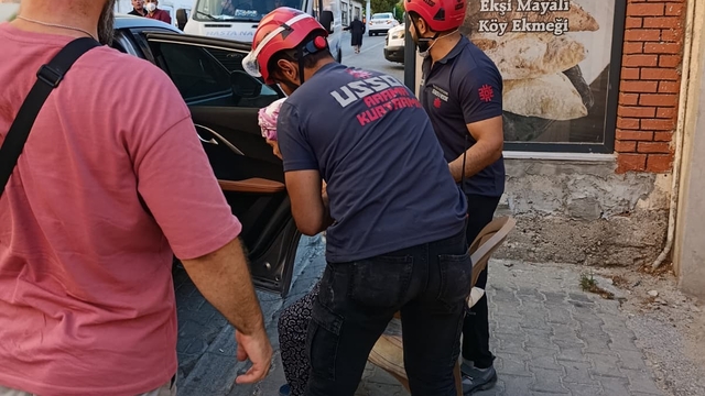 Çanakkale'deki orman yangınında tahliye çalışmasına katılan ekip alevlerin arasından kurtarıldı