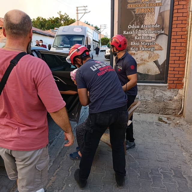 Çanakkale'deki orman yangınında tahliye çalışmasına katılan ekip alevlerin...