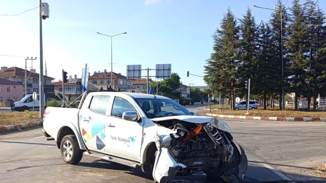 Samsun'da pikapla otomobilin çarpıştığı kazada 4 kişi yaralandı