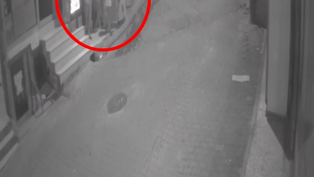 Market önündeki dondurma dolabından hırsızlık kamerada