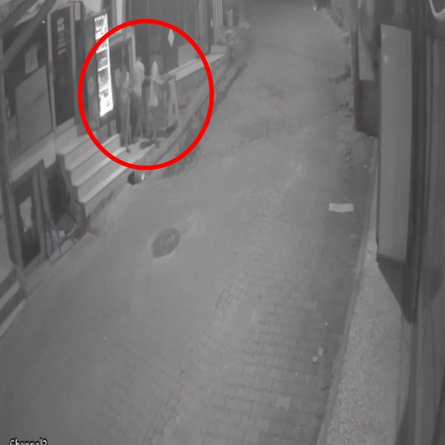 Market önündeki dondurma dolabından hırsızlık kamerada