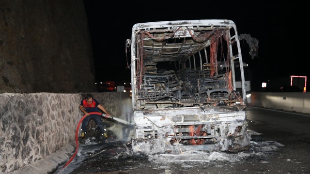 Hatay'da yolcu otobüsünde çıkan yangın söndürüldü