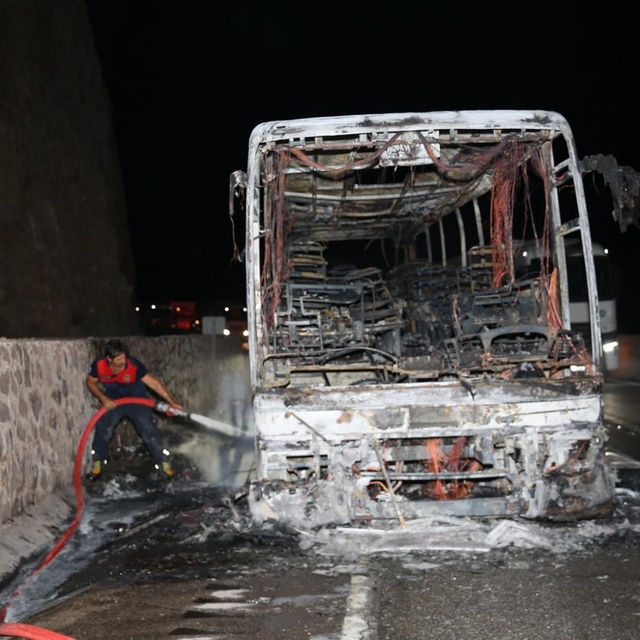 Hatay'da yolcu otobüsünde çıkan yangın söndürüldü