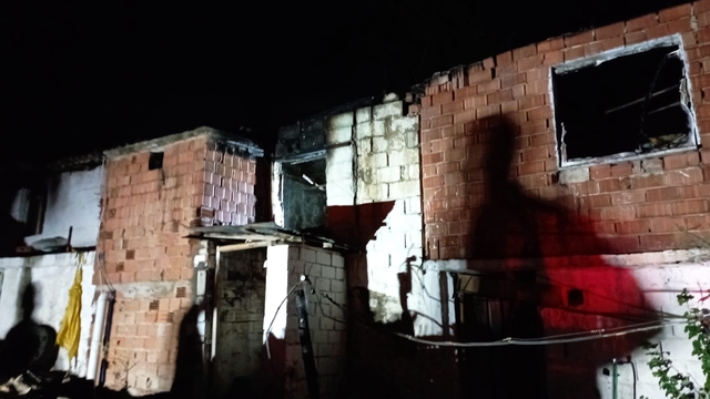 Aydın'da çıkan yangında 1 ev kullanılamaz hale geldi, 2 ev zarar gördü