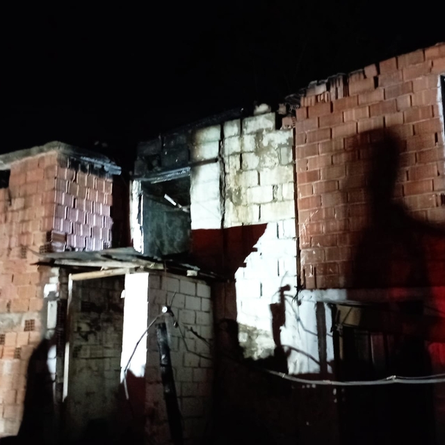 Aydın'da çıkan yangında 1 ev kullanılamaz hale geldi, 2 ev zarar gördü