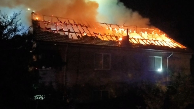 Düzce'de çıkan ev yangınında çatı katı kullanılamaz hale geldi