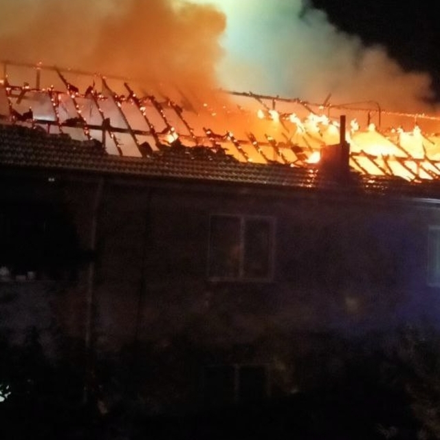 Düzce'de çıkan ev yangınında çatı katı kullanılamaz hale geldi