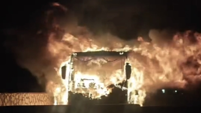 Hatay'da yolcu otobüsü alev alev yandı; o anlar kamerada