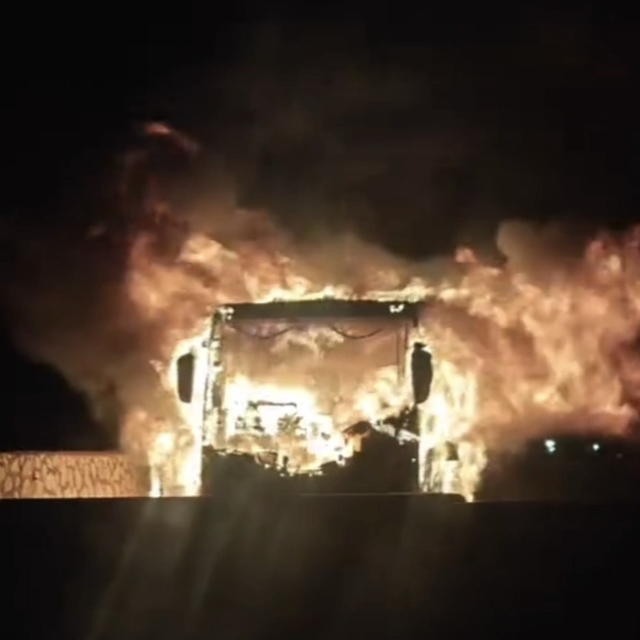 Hatay'da yolcu otobüsü alev alev yandı; o anlar kamerada