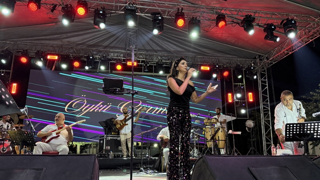 Samsun'da düzenlenen yaz festivalinde Öykü Gürman konser verdi