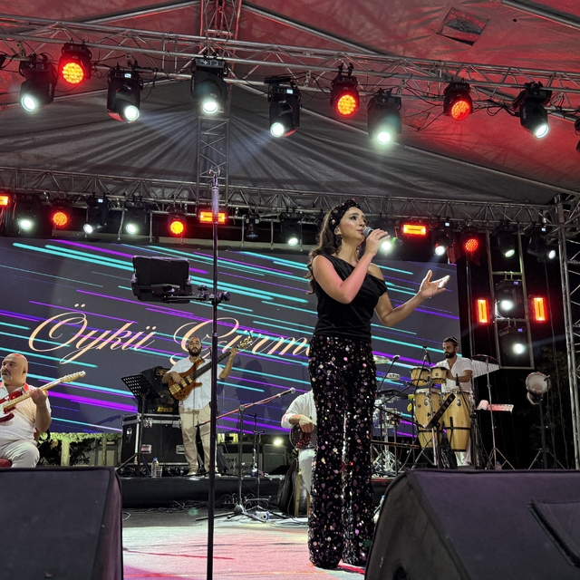 Samsun'da düzenlenen yaz festivalinde Öykü Gürman konser verdi