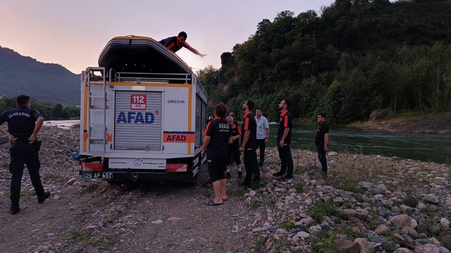 Çayda avlanırken mahsur kalan 2 balıkçı kurtarıldı; o anlar kamerada