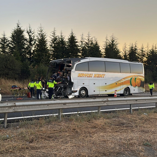 Anadolu Otoyolu'nun Bolu kesiminde otobüsün kamyona çarptığı kazada 1 kişi...
