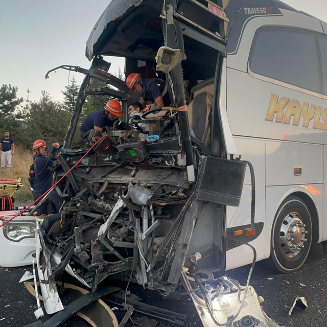 Yolcu otobüsü kamyona çarptı: 1 ölü, 10 yaralı