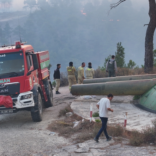 GÜNCELLEME - Çanakkale'de çıkan orman yangınına müdahale sürüyor