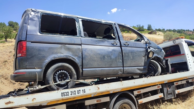 Hizan'da takla atan hafif ticari araçtaki 3 kişi yaralandı