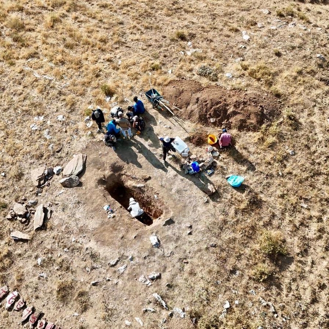 Bitlis Valisi Karakaya, Karçınbaşı Şehitliği kazı alanında incelemelerde bu...