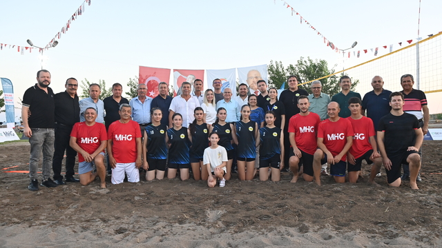 Kumluca'da 30 Ağustos Zafer Kupası Plaj Voleybolu Turnuvası başladı