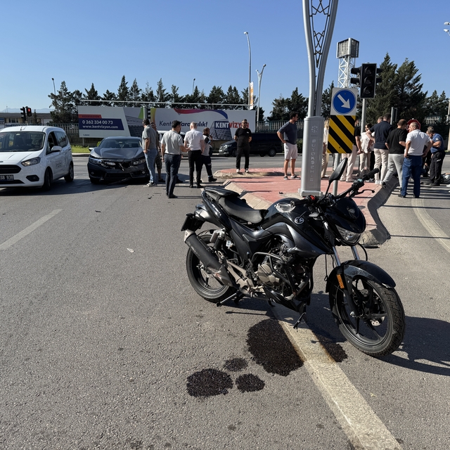 Kocaeli'de otomobille çarpışan motosikletin sürücüsü yaralandı