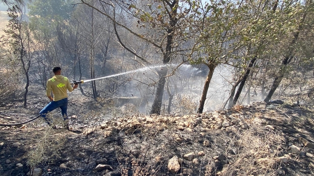 Çanakkale'nin Ayvacık ilçesinde büyük oranda kontrol altına alınan yangına müdahale 2. gününde sürüyor