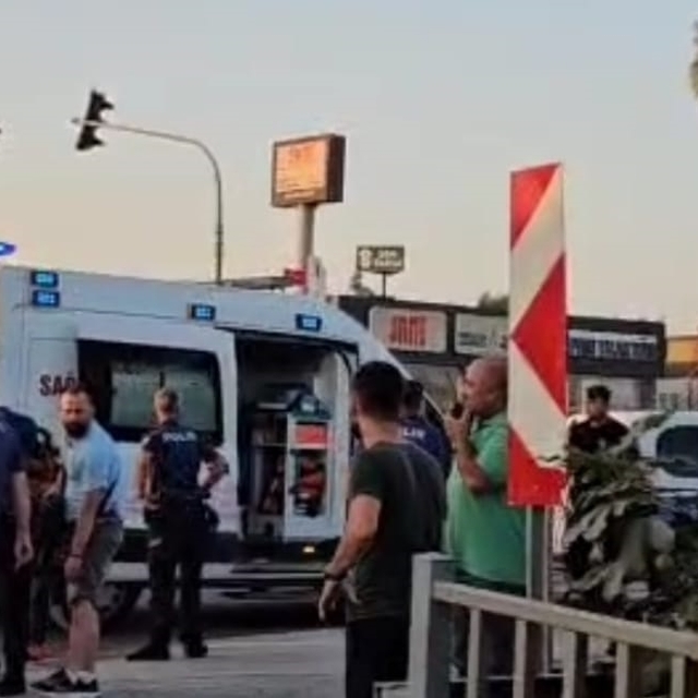 Baba, tartıştığı 2 oğlu ile onların arkadaşını av tüfeğiyle yaraladı