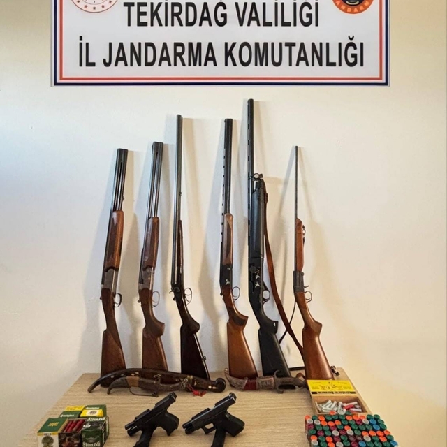 Tekirdağ'da 2 ruhsatsız tabanca ve 8 av tüfeği ele geçirildi