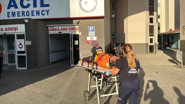 Kocaeli'de devrilen forkliftin altında kalan sürücü yaralandı