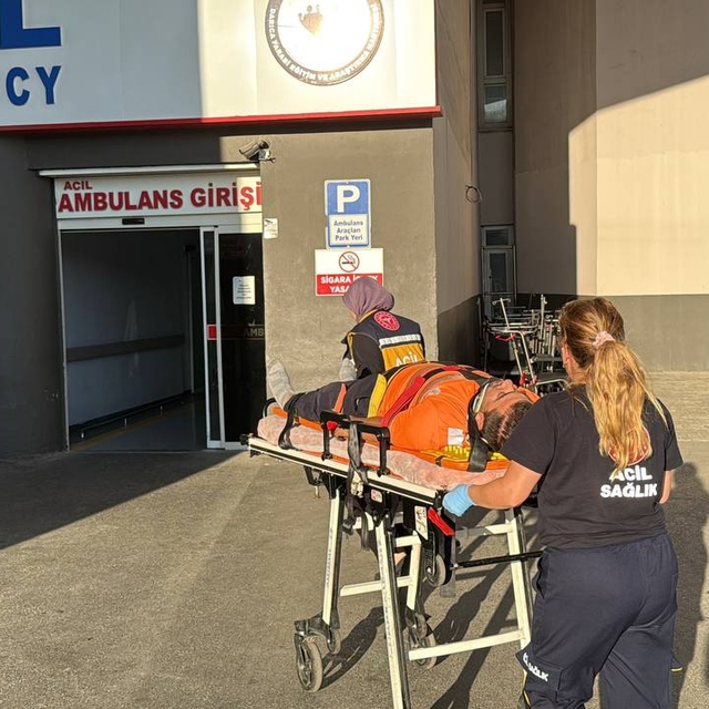 Kocaeli'de devrilen forkliftin altında kalan sürücü yaralandı