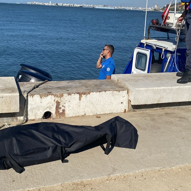 İzmir'de denizde erkek cesedi bulundu