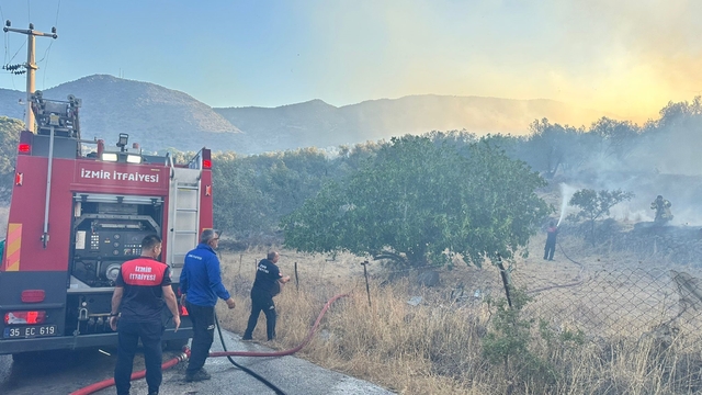 GÜNCELLEME - İzmir Dikili'de sitede çıkarak makilik alana sıçrayan yangına müdahale ediliyor