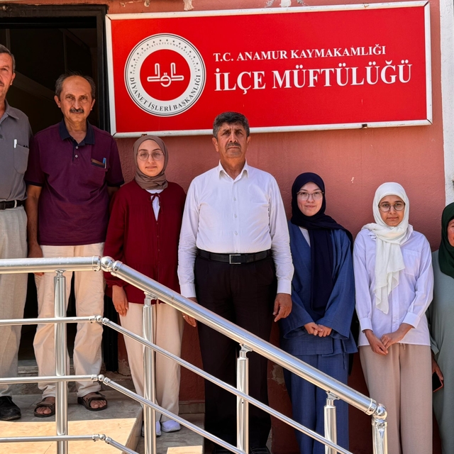 Anamur'da bilgi yarışmasında dereceye giren öğrenciler umreye uğurlandı