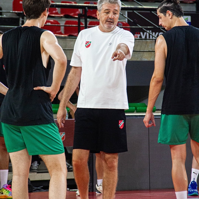 Karşıyaka potada parkeye indi