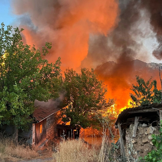 Mahallede, yangında 15 ev yandı