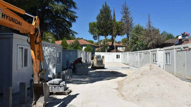 Depremin vurduğu Sındırgı'da ilk geçici barınma merkezi kuruldu