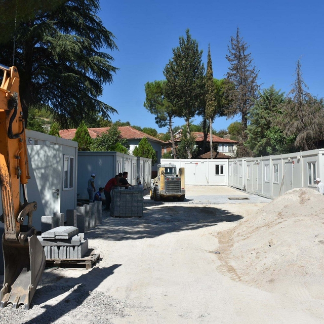 Depremin vurduğu Sındırgı'da ilk geçici barınma merkezi kuruldu