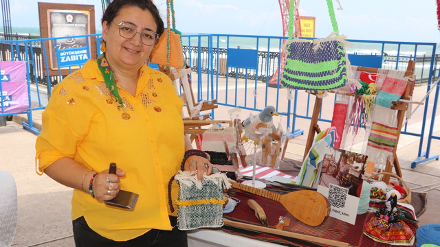 Atık kumaşlardan çanta ve kilim üretiyor