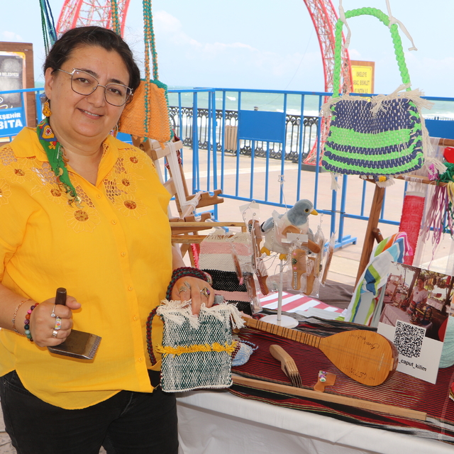 Atık kumaşlardan çanta ve kilim üretiyor